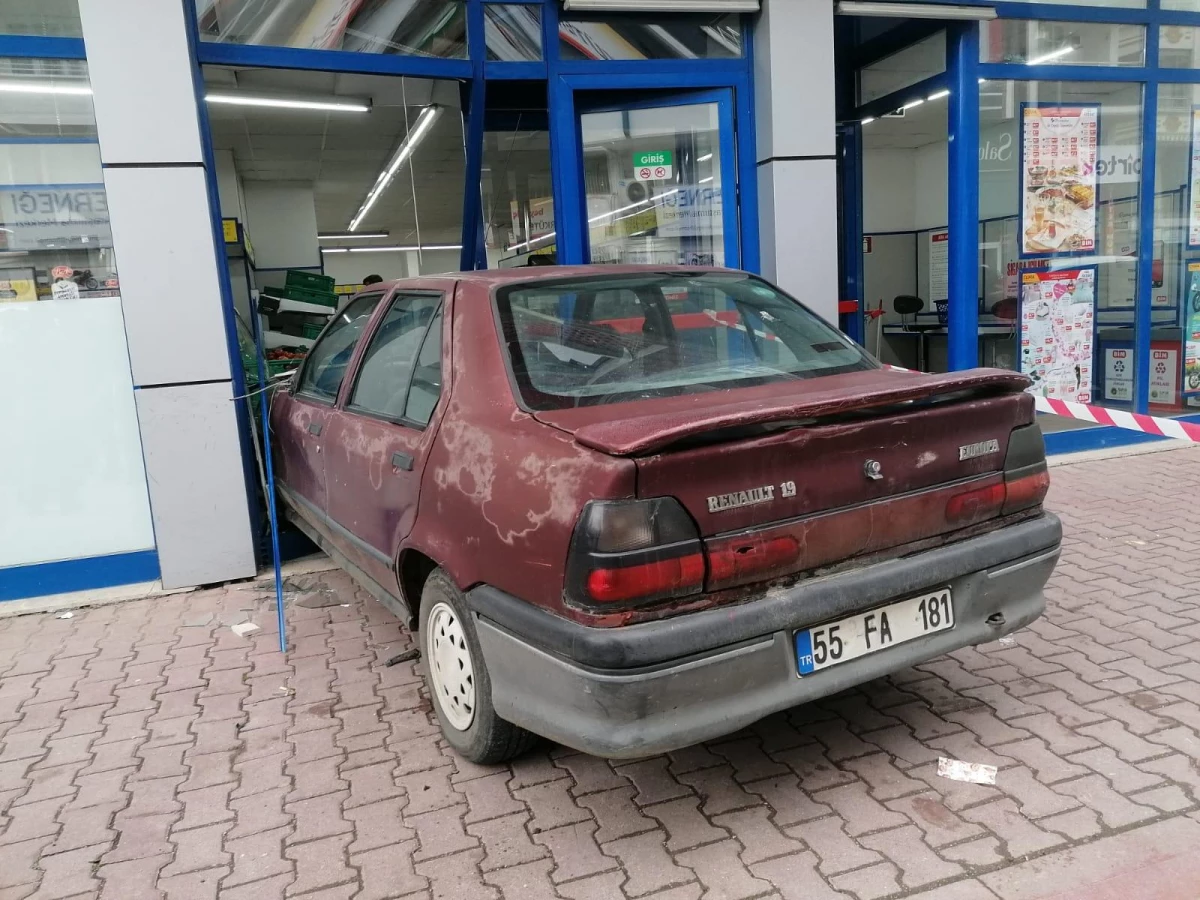 Samsun\'da sürücüsünün fren yerine gaza bastığı otomobil markete girdi