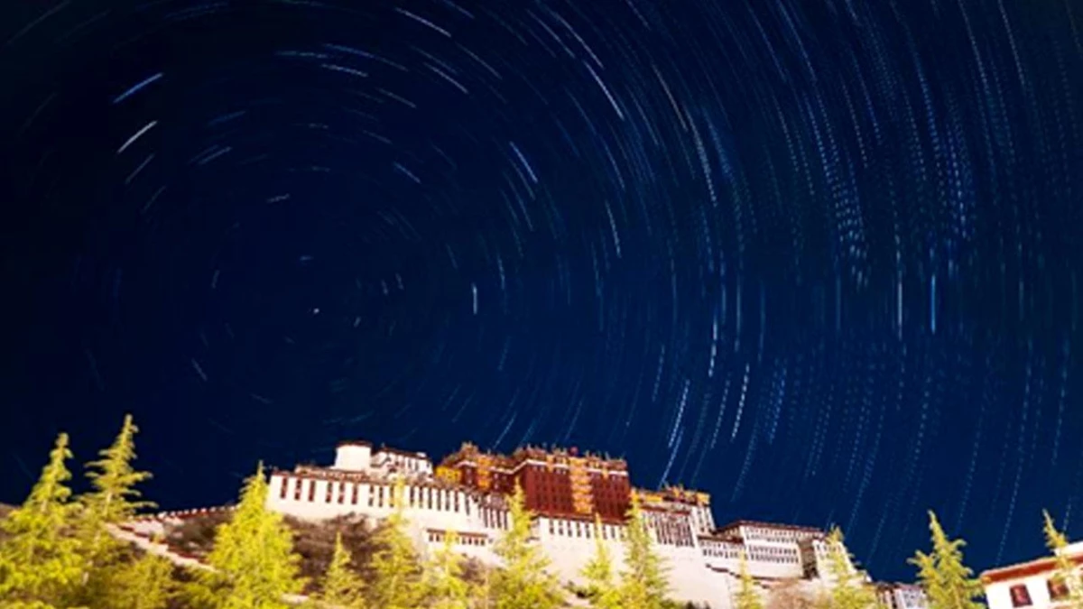Tibet\'ten Yıldızlı Gökyüzü Manzarası