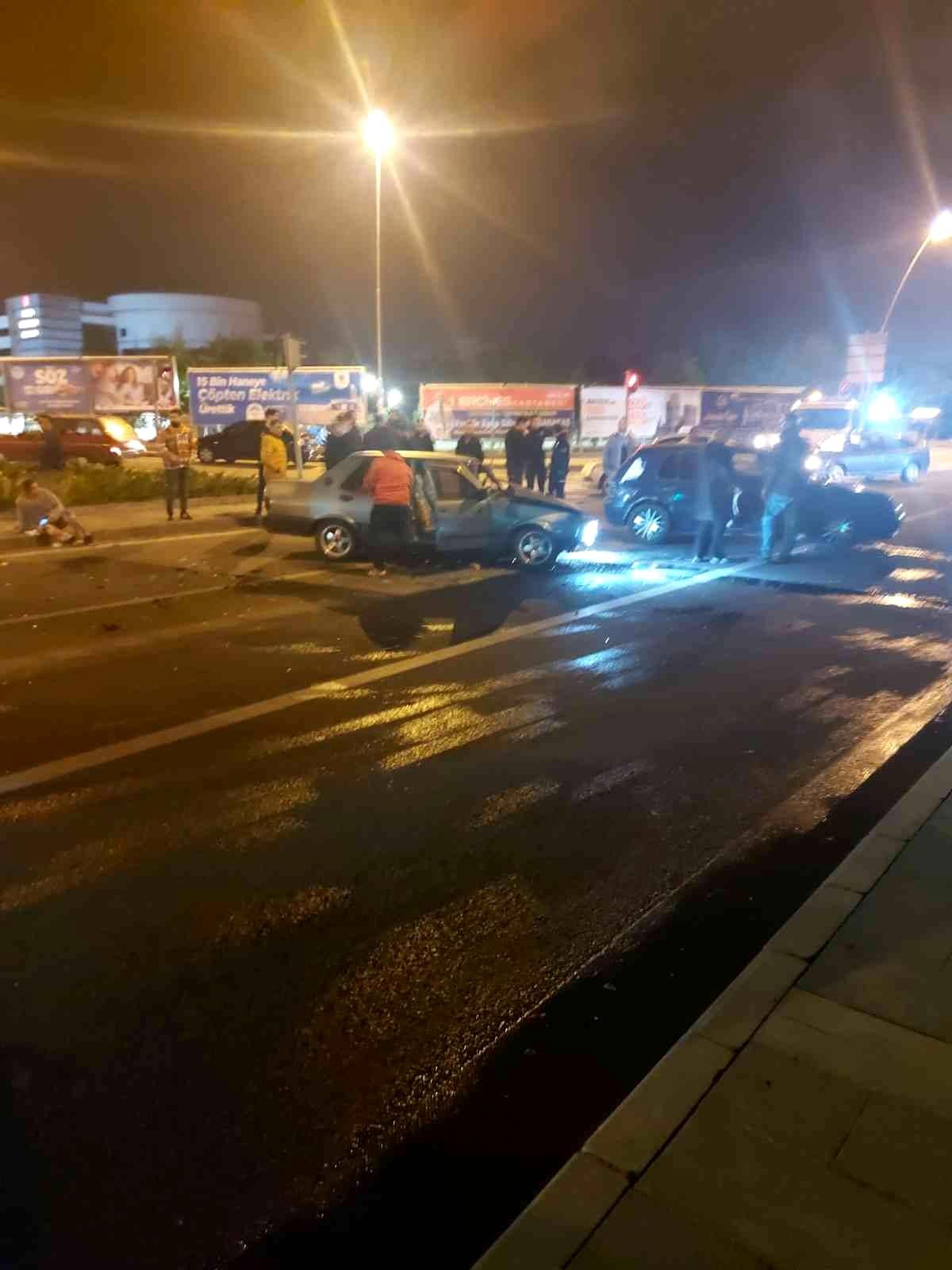 Son dakika haber... 2 otomobil çarpıştı: 5 yaralı