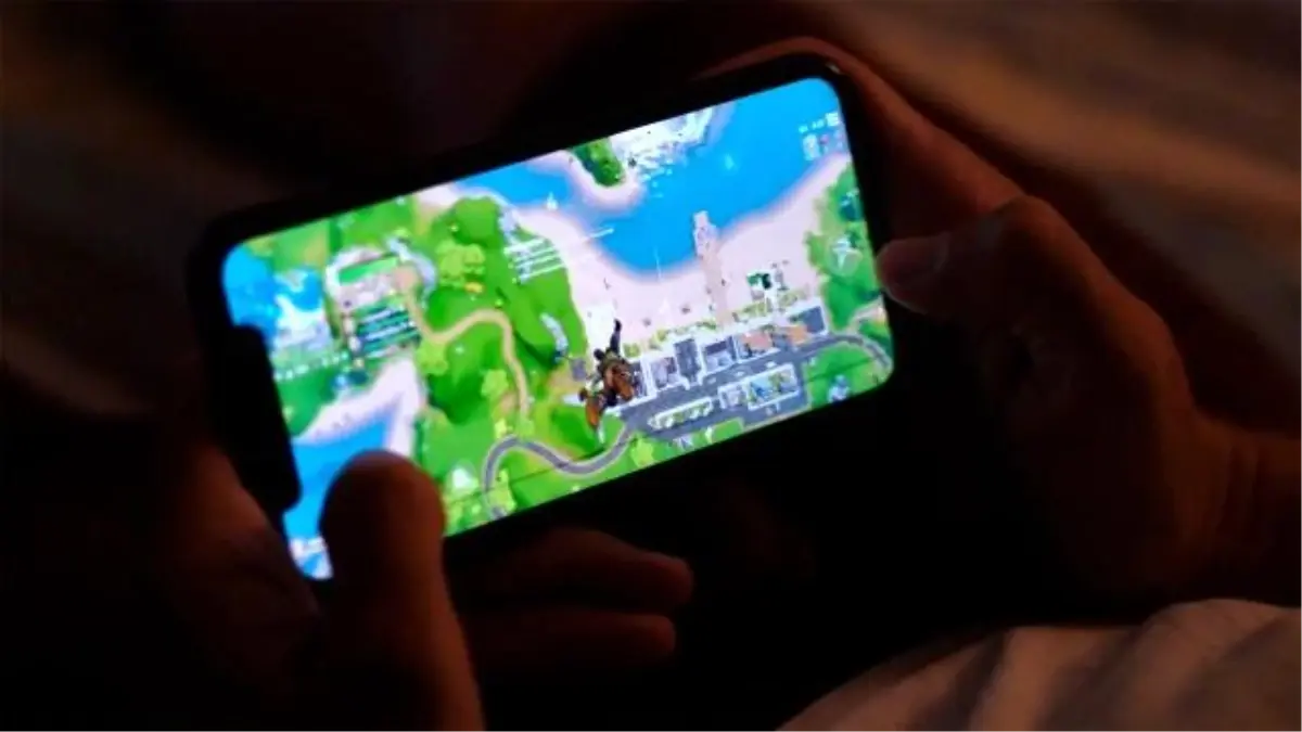 Apple\'a rağmen: Fortnite, iPhone\'a geri döndü