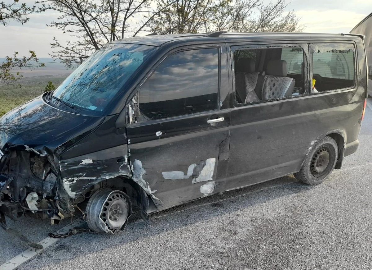 Bariyerlere çarpan minibüste 1 kişi öldü, 2\'si çocuk 3 kişi yaralandı