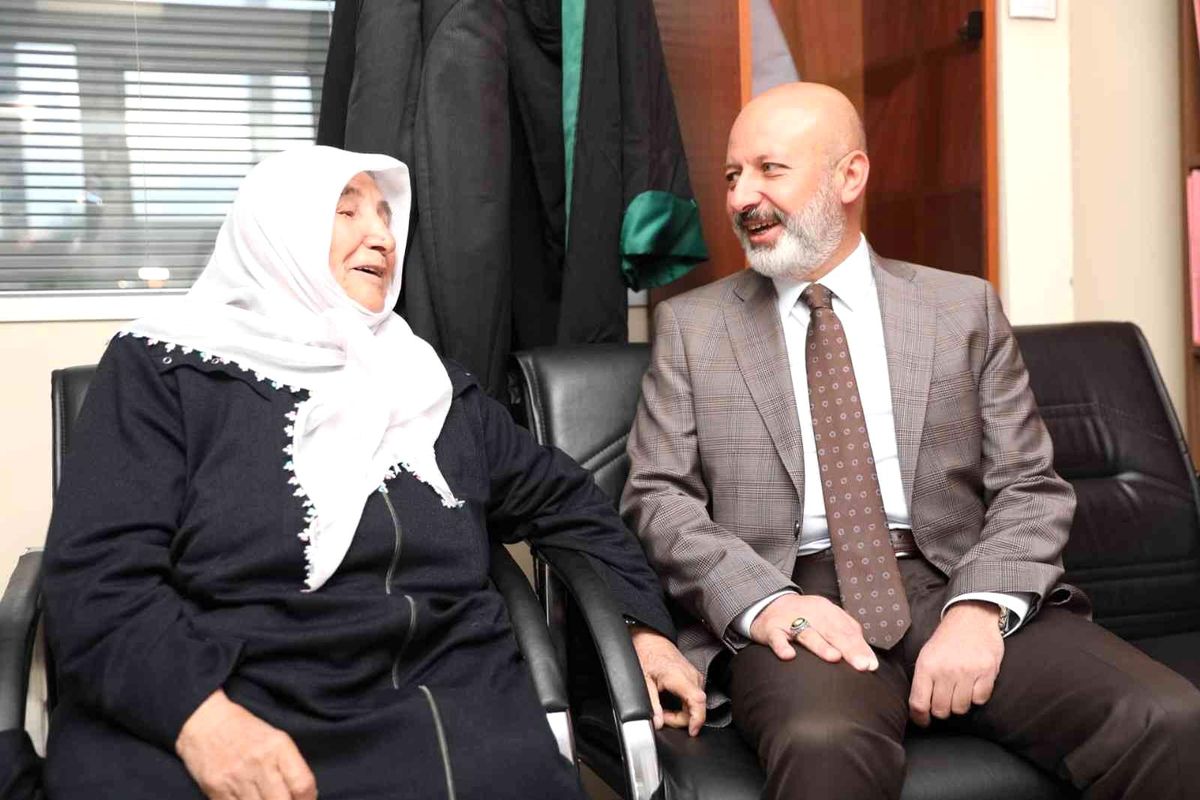 Başkan Çolakbayrakdar: "Annelerimiz baş tacımızdır"
