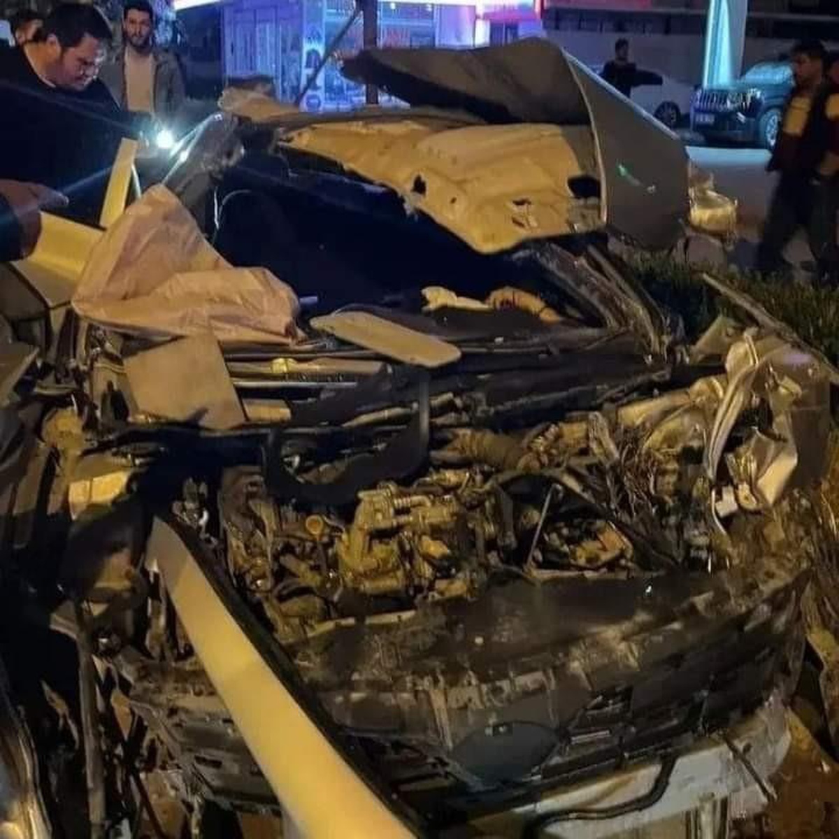Son dakika: Belediyeye ait refüj sulayan su tankerine otomobil çarptı: 1 ölü, 2 yaralı