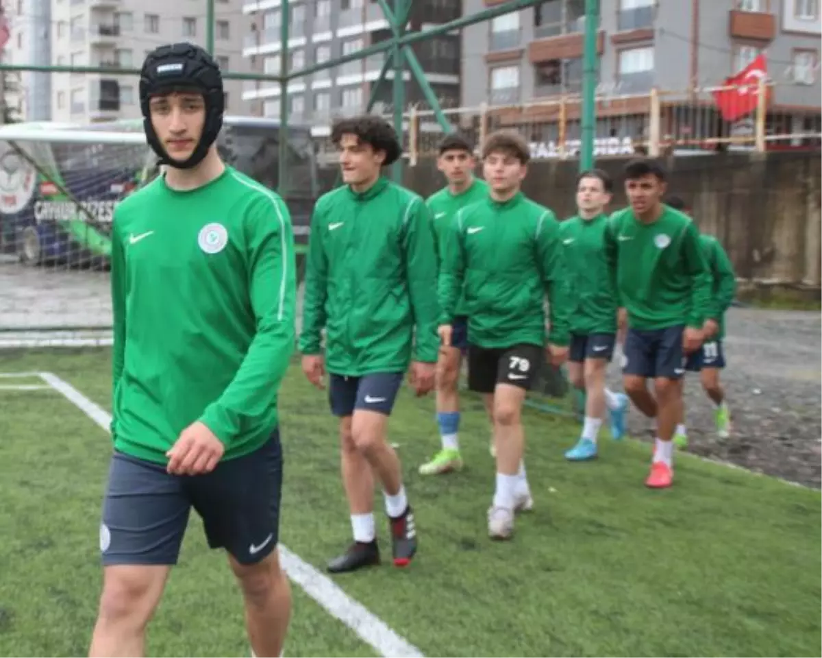 Beyin kanaması geçiren futbolcu, 5 ay sonra 'kaskla' döndü