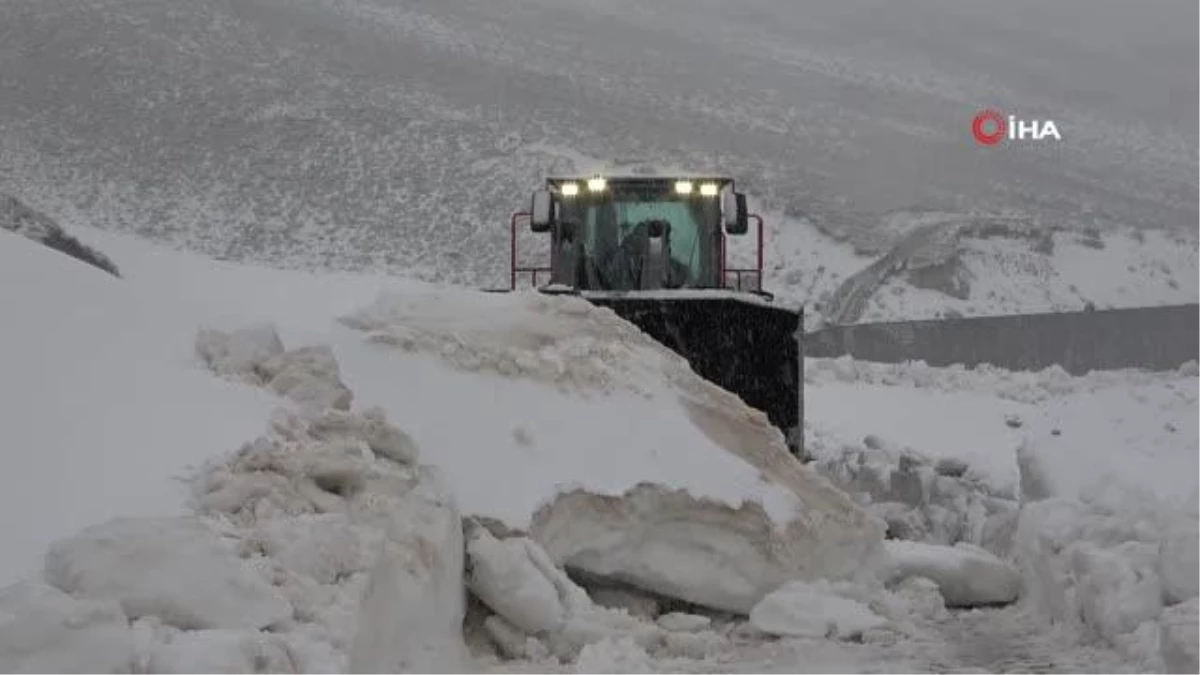 Bitlis\'teki kar yağışı Nemrut yolunun açılmasına engel oldu