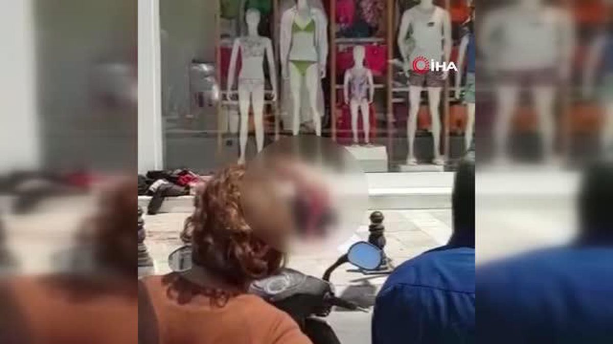 Bodrum'da korku dolu anlar...Yüzlerce turistin önünde jiletle kendine zarar verdi