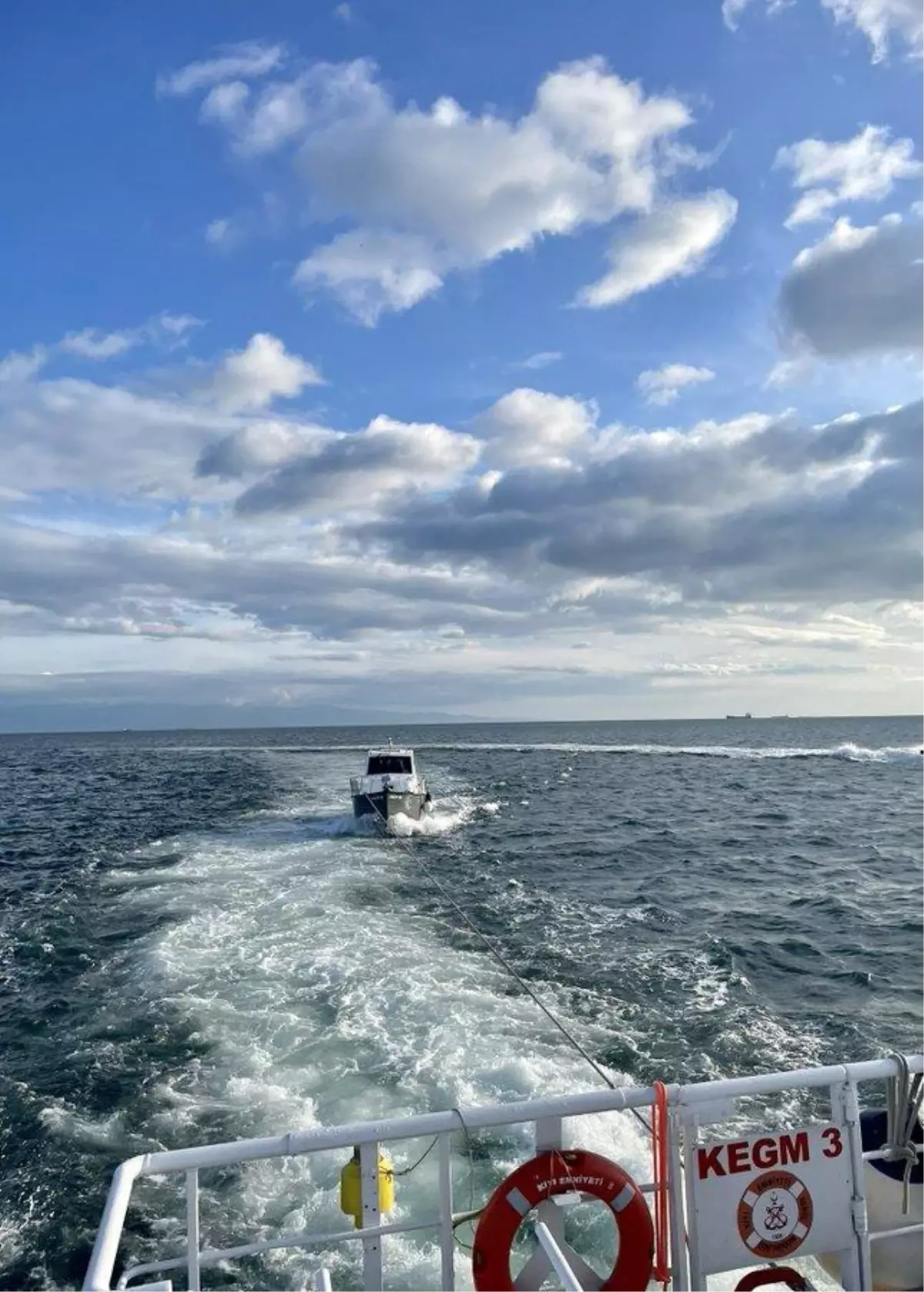 Burgazada açıklarında sürüklenen tekne Küçükyalı'ya yanaştırıldı