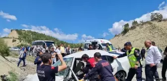 Ciple çarpışan otomobilin motoru yola savruldu, sürücüsü sıkıştı