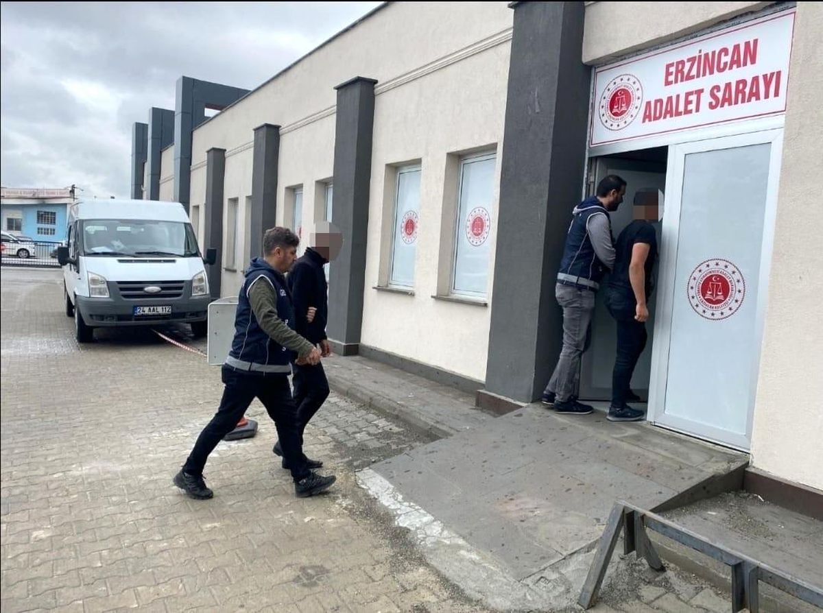 Son dakika haber! Erzincan\'da 4 kaçak göçmen taşıyan otobüs şoförü tutuklandı