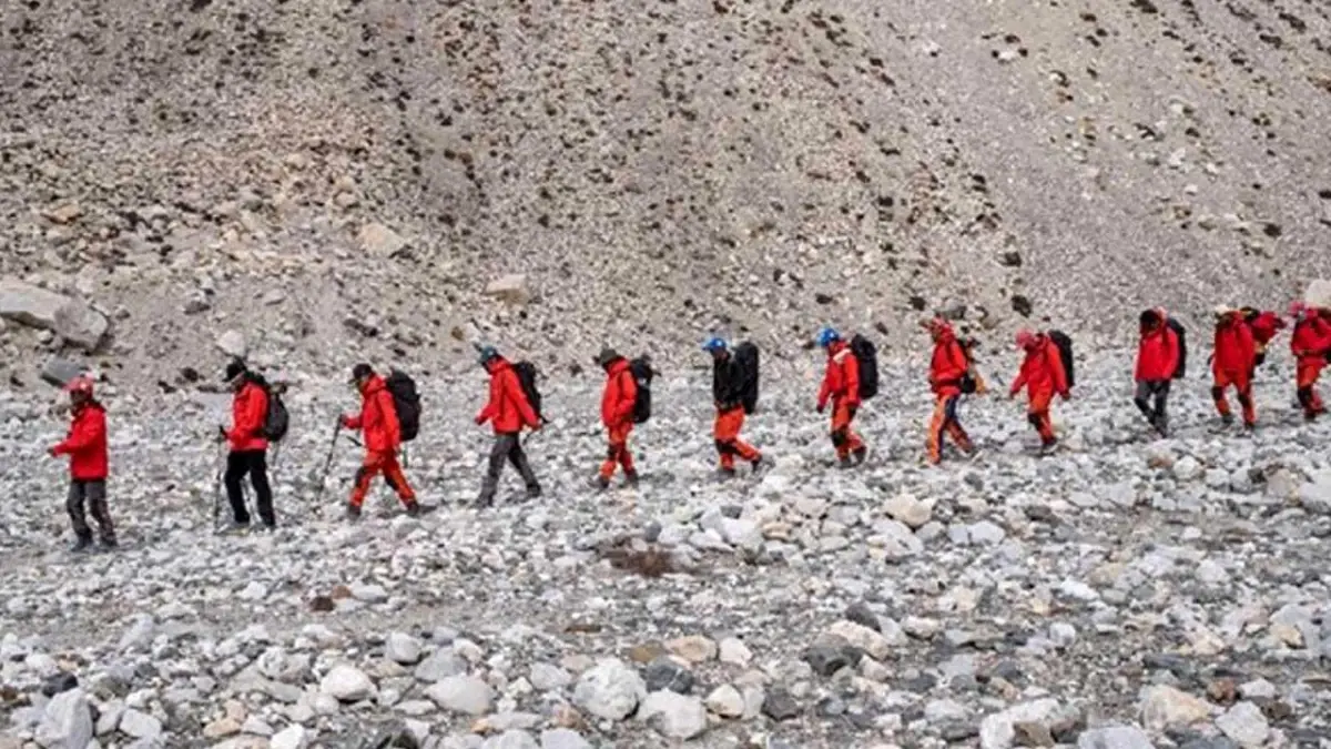 Everest Dağı Zirvesine Çıkan Çinli Keşif Ekibi Ana Kampa Geri Döndü