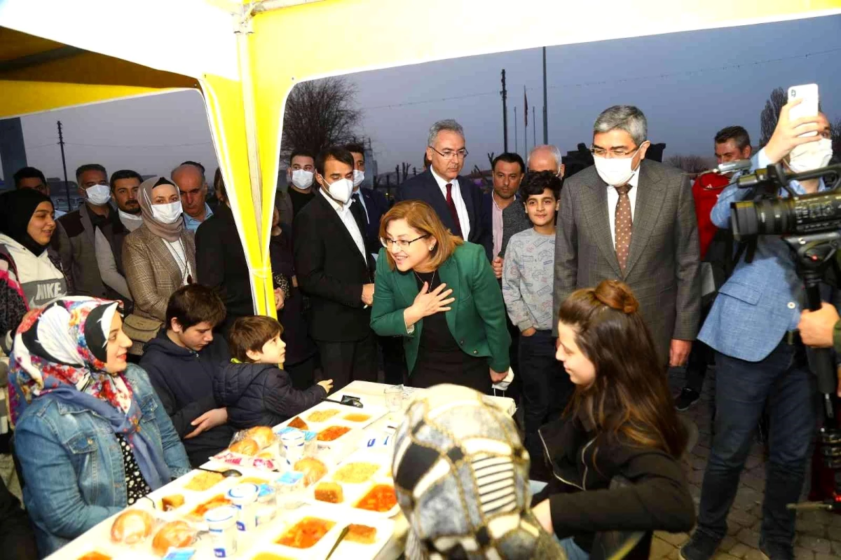 Gaziantep\'teki iftar çadırında 210 bin kişilik iftar yemeği ikram edildi