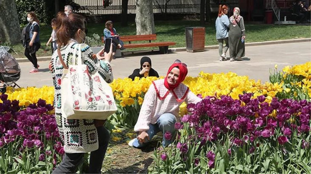 Fotoğraf çekilmek için tüm laleleri ziyan ettiler! Gülhane Parkı\'ndaki görüntüler pes dedirtti