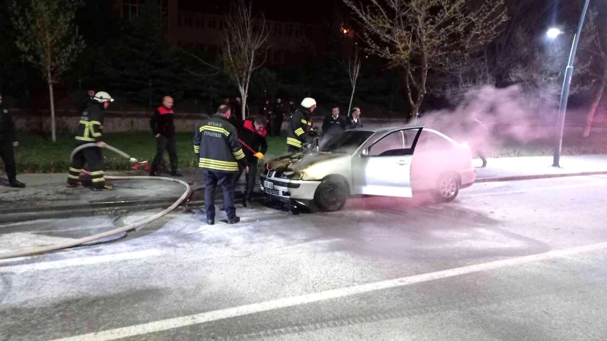 Hareket halindeki otomobil alev aldı