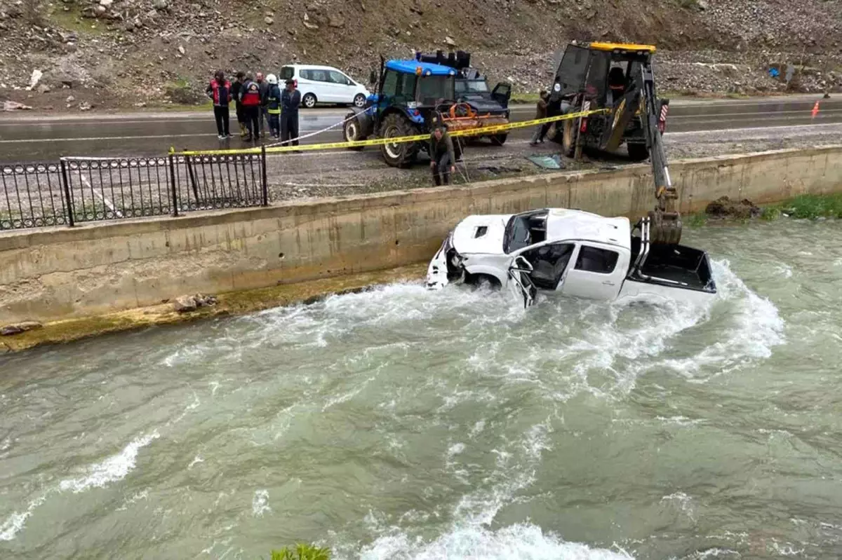 Son dakika haber! Kamyonet dereye uçtu: 2 ölü, 3 yaralı