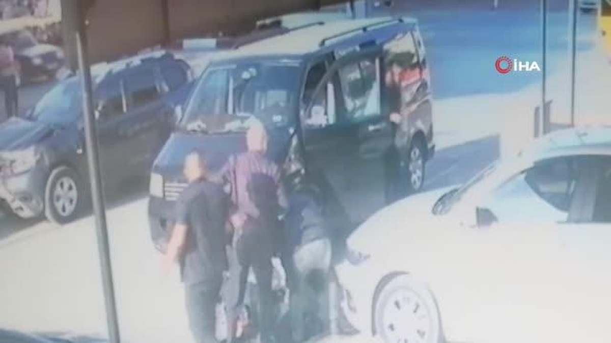 Son dakika haber! Kaza yapan minibüsün çarptığı motosikletli kadın ölümden döndü... O anlar kamerada