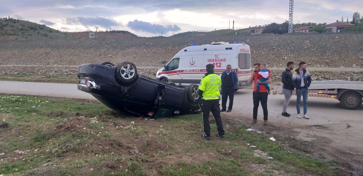 Kırıkkale\'de devrilen otomobildeki 2\'si bebek 3 kişi yaralandı