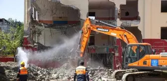 Küçükçekmece'deki Yunus Emre İlkokulu kentsel dönüşüm kapsamında yıkıldı