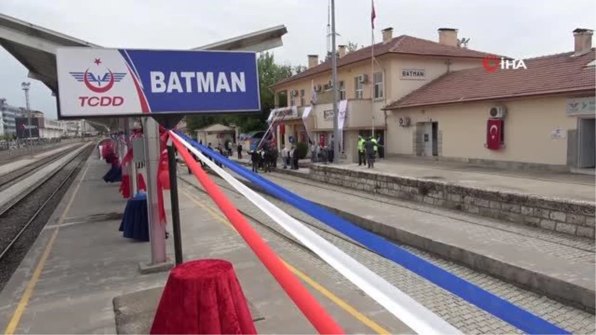 Raybüs treninin ilk yolcuları Batman\'da karanfillerle karşılandı
