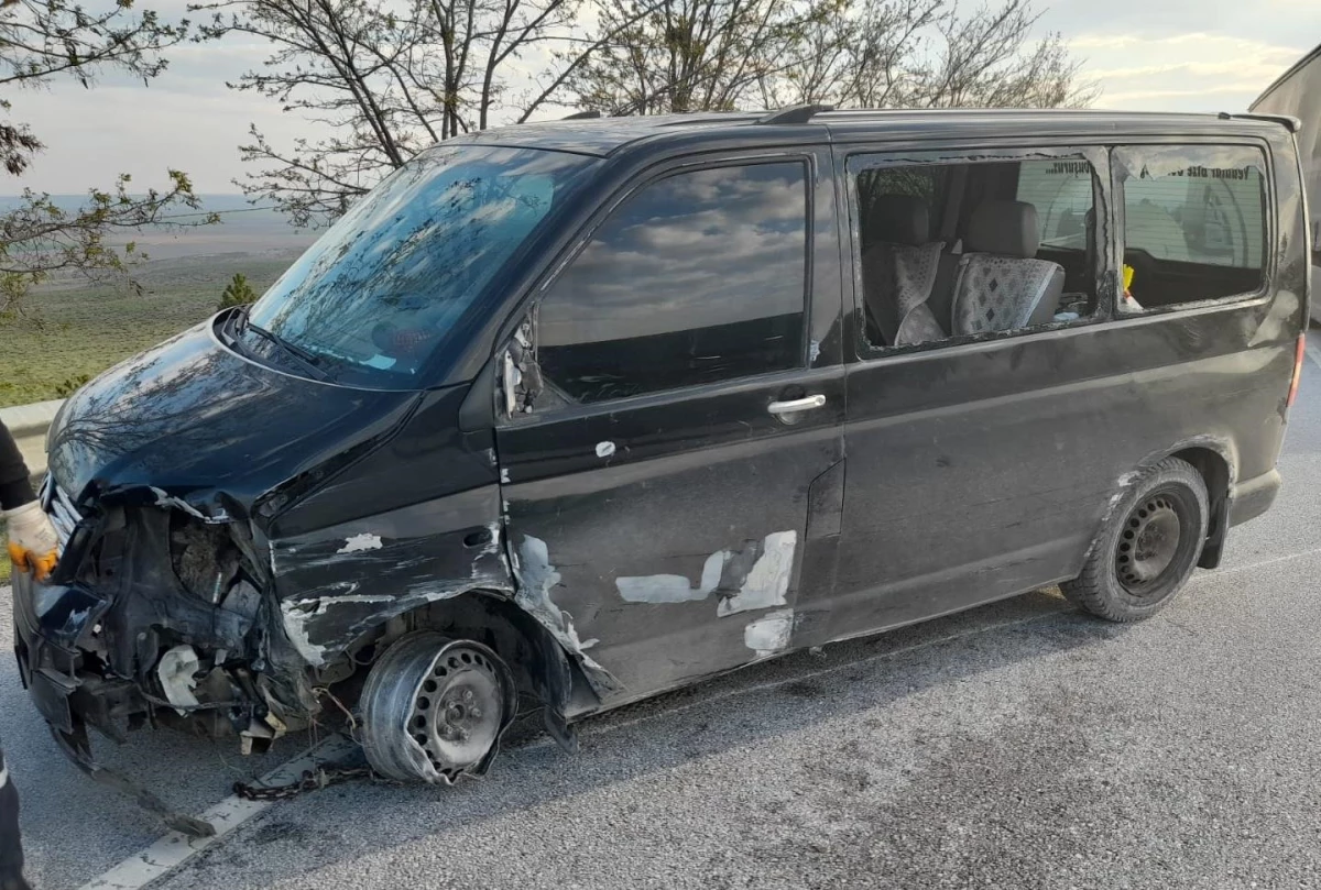 Refüjdeki bariyerlere çarpan kamyonetteki 1 kişi öldü, 3 kişi yaralandı