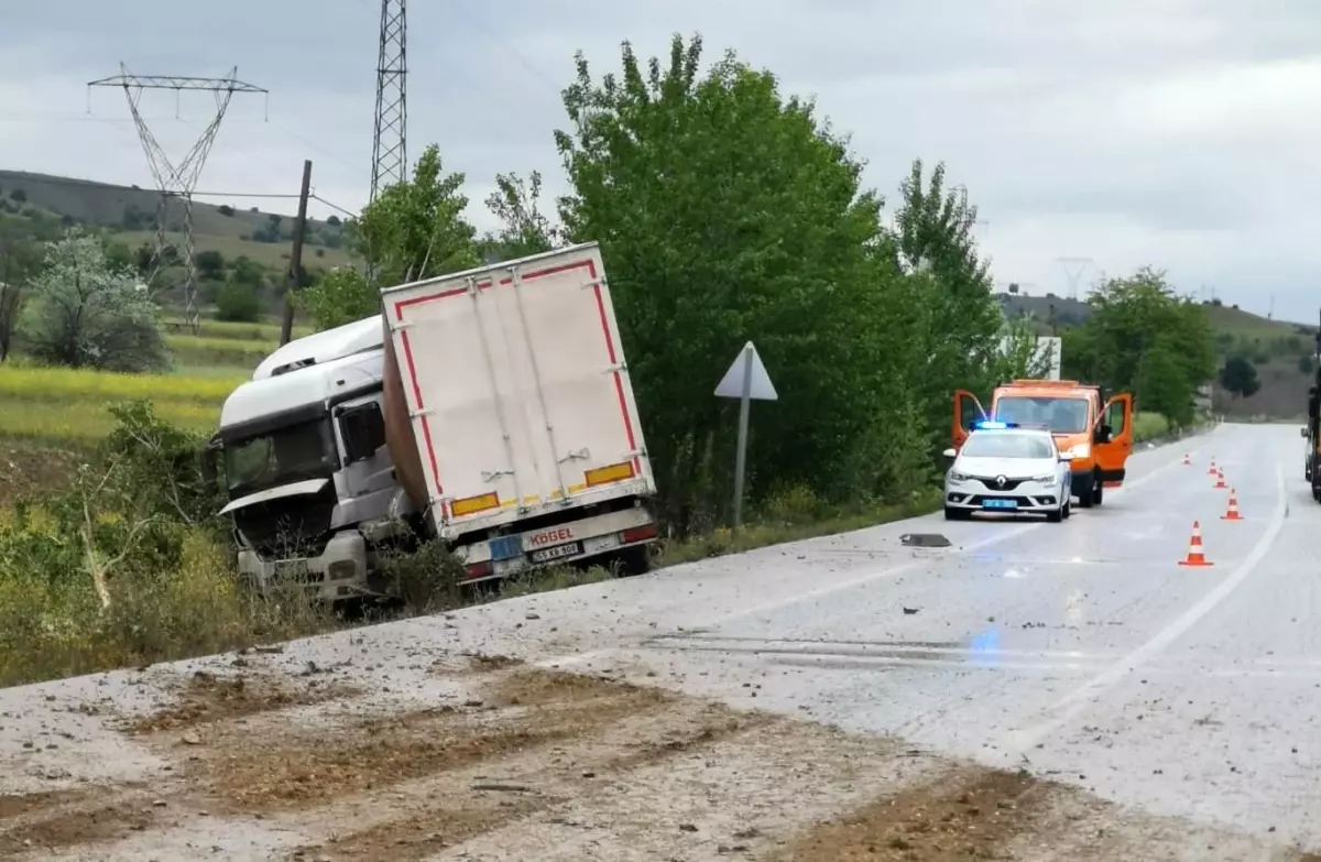 Refüje çarpan tır yoldan çıktı: 1 yaralı