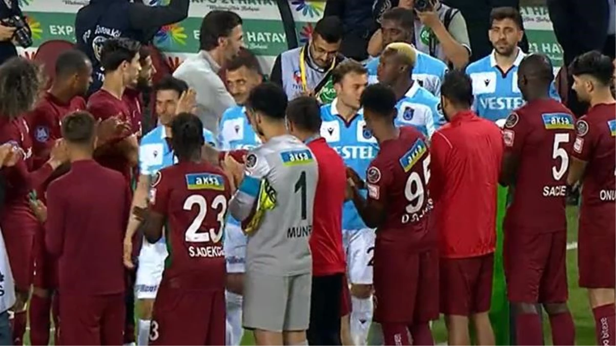 Trabzonspor, Hatay\'da coşkuyla karşılandı! Futbolcular sahaya çıkarken rakip takım tarafından alkışlandı