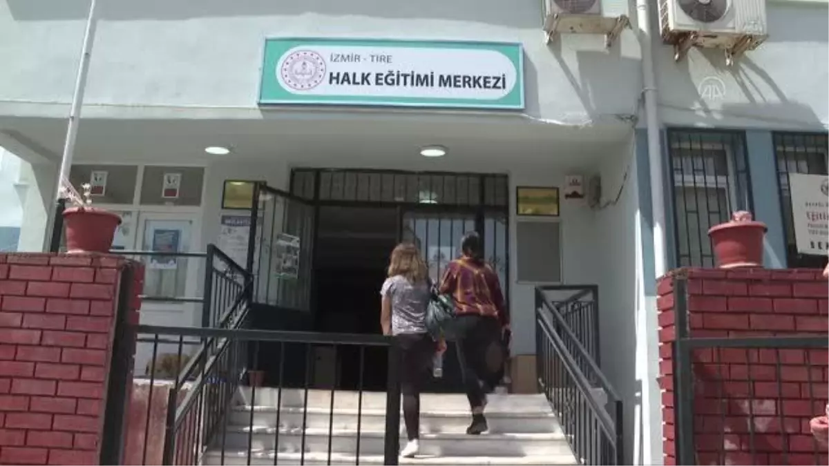 Sandıklardaki kıyafetler Halk Eğitim Merkezinde yeniden hayat buluyor