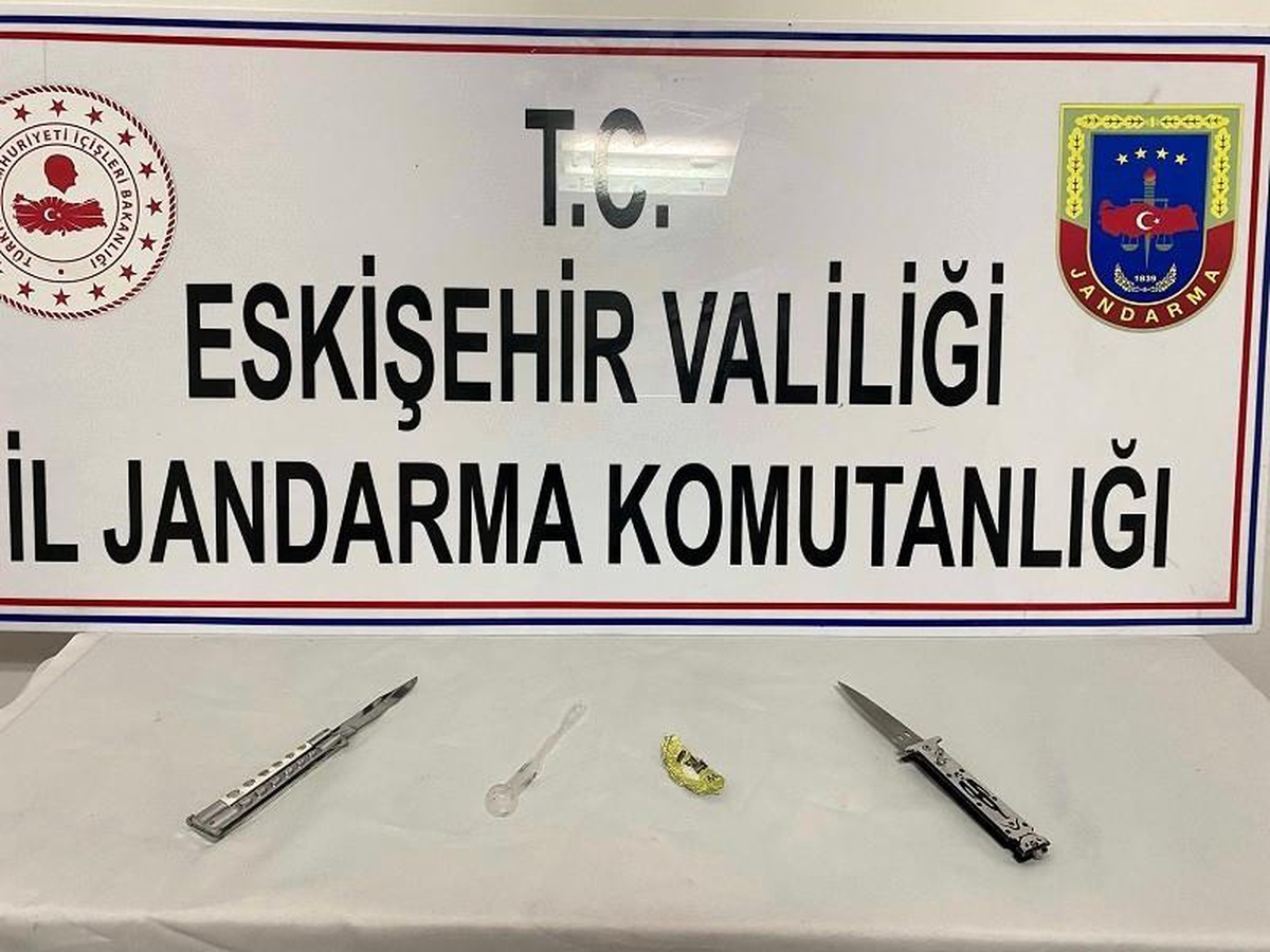 Şüpheli araçta kesici alet ve uyuşturucu bulundu