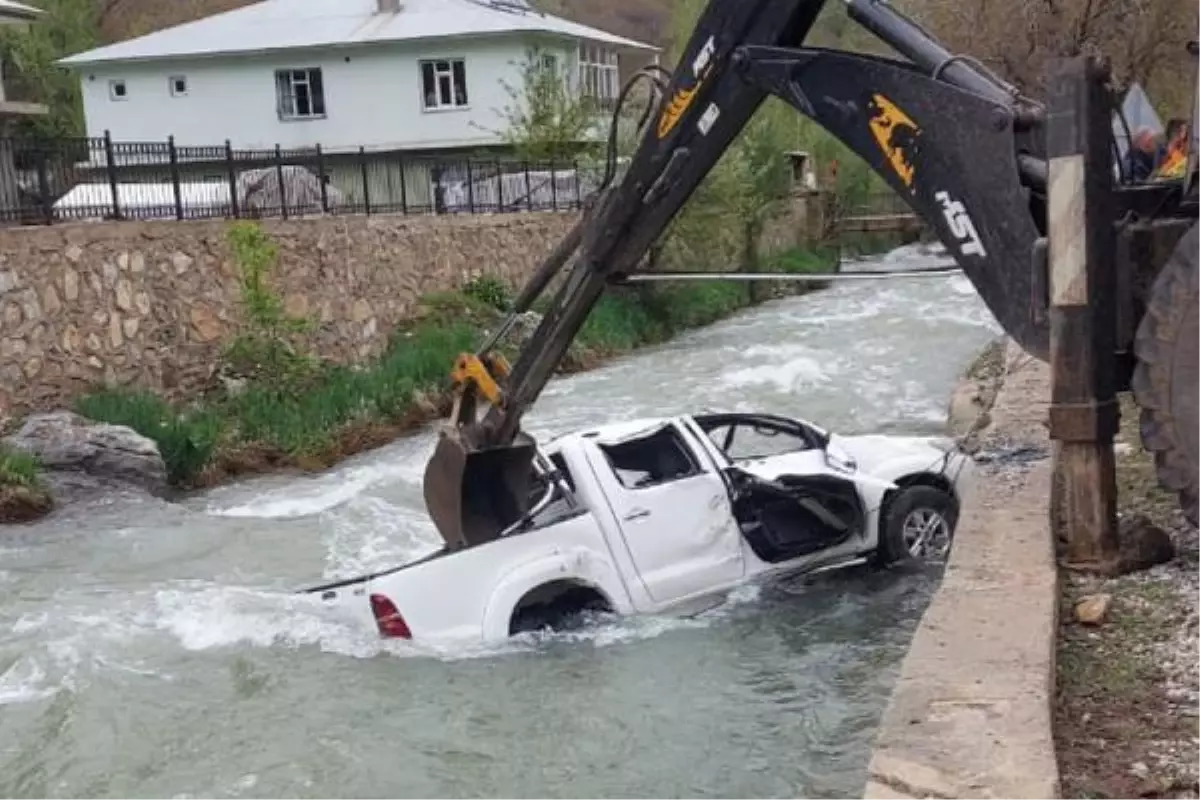 Son dakika haber | VAN\'DA KAMYONET DEREYE UÇTU: 2 ÖLÜ, 3 YARALI - YENİDEN