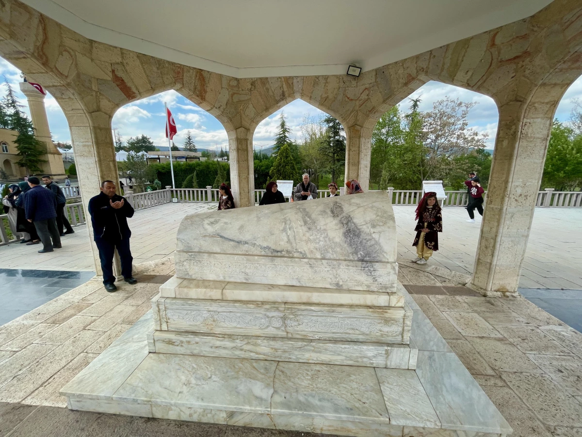 ESKİŞEHİR - Yunus Emre vefatının 701\'inci yılında Eskişehir\'deki türbesinde anıldı