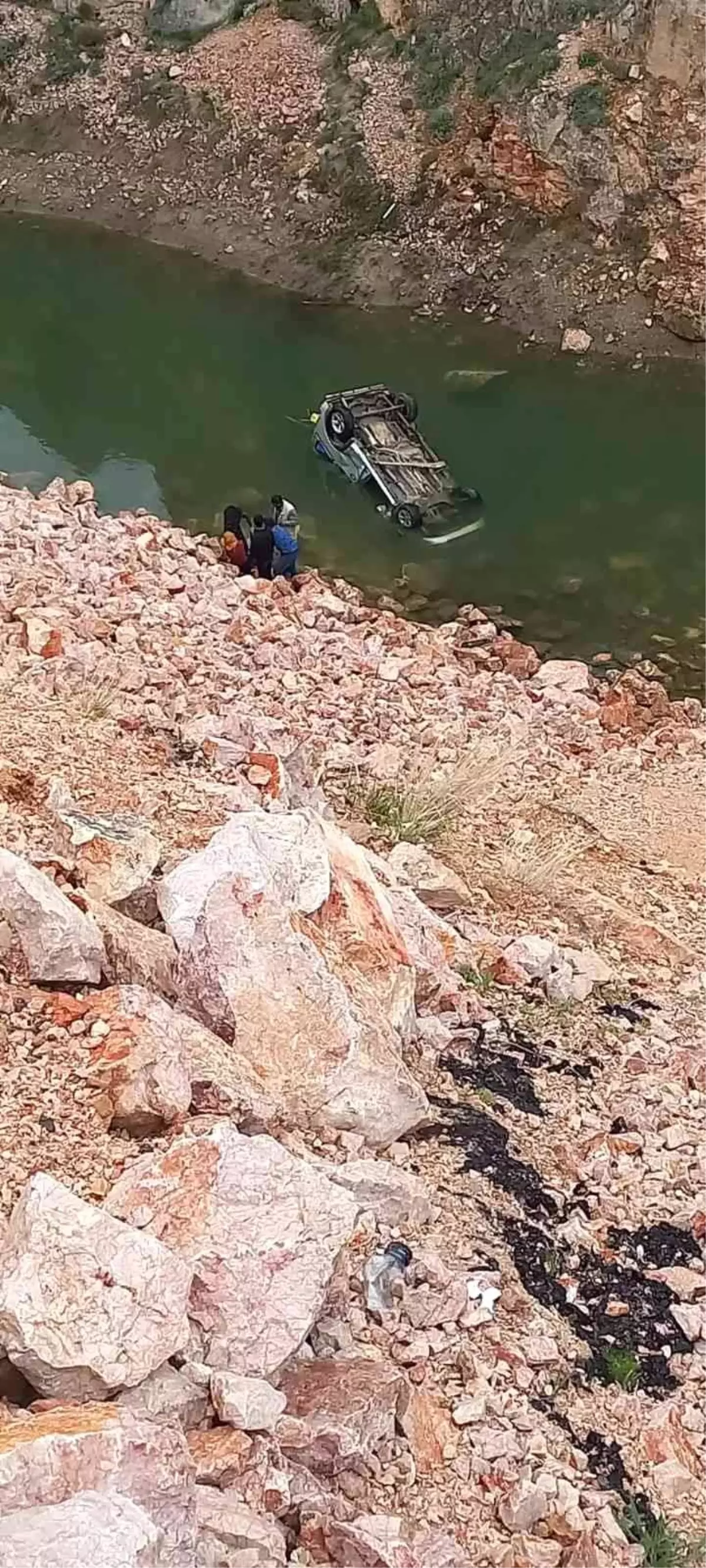 Son dakika haber | Araç dereye düştü: 4 yaralı