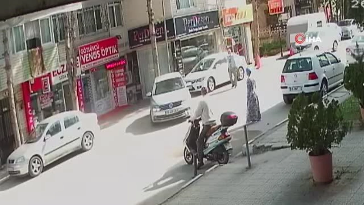 Son dakika haber: Aracını park eden kadın sürücüye saldırı... O anlar kamerada