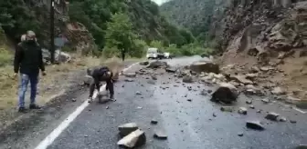 Artvin'de kayaların düştüğü yol, ulaşıma kapandı