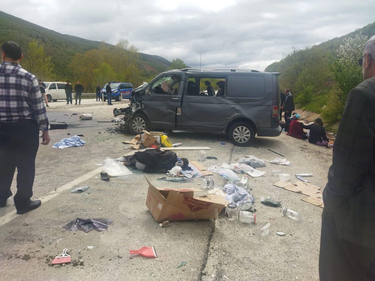 Çankırı\'da hafif ticari araçla minibüs çarpıştı, 3 kişi öldü, 12 kişi yaralandı