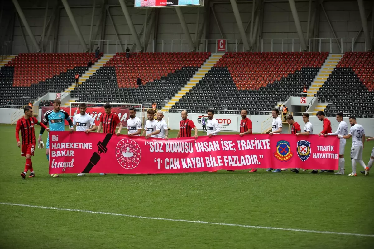 Son dakika haberleri... Çorum\'da futbolcular trafik kazalarına pankartla dikkati çekti