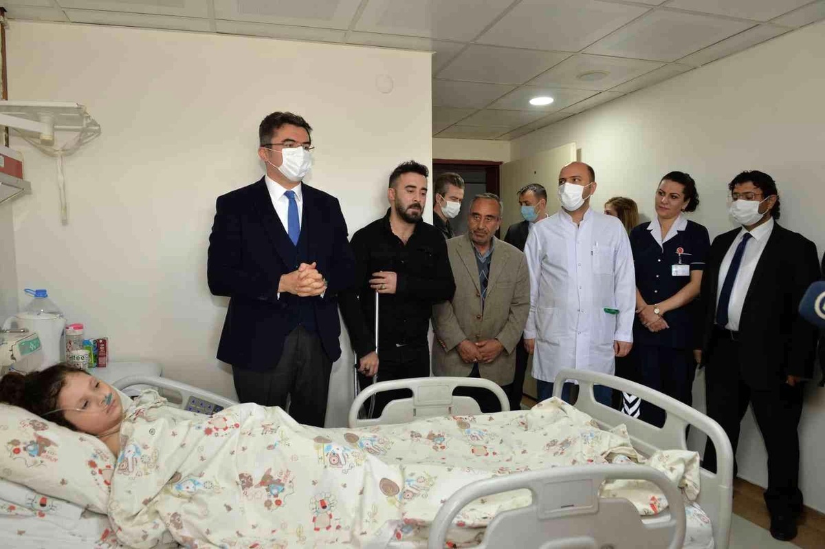 Erzurum Valisi Memiş, Minik Ceren\'i ziyaret etti
