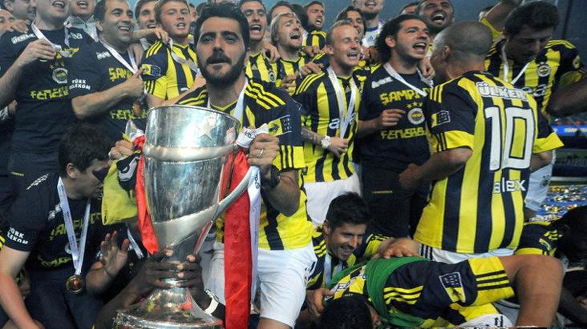 Fenerbahçe taraftarından, Trabzonspor\'a pankartlı gönderme: Herkes haddini bilecek