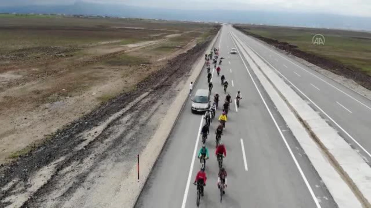 İranlı doğa tutkunları Ağrı Dağı\'nın çevresini bisikletle geziyor
