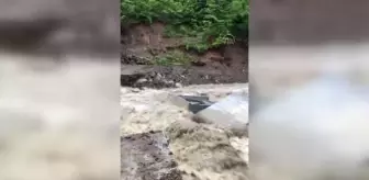 KASTAMONU - Küre ilçesinde sağanak nedeniyle seviyesi yükselen çay, geçici köprülere zarar verdi