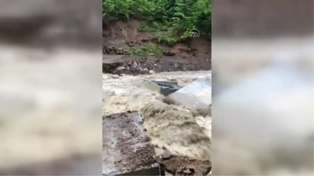 KASTAMONU - Küre ilçesinde sağanak nedeniyle seviyesi yükselen çay, geçici köprülere zarar verdi