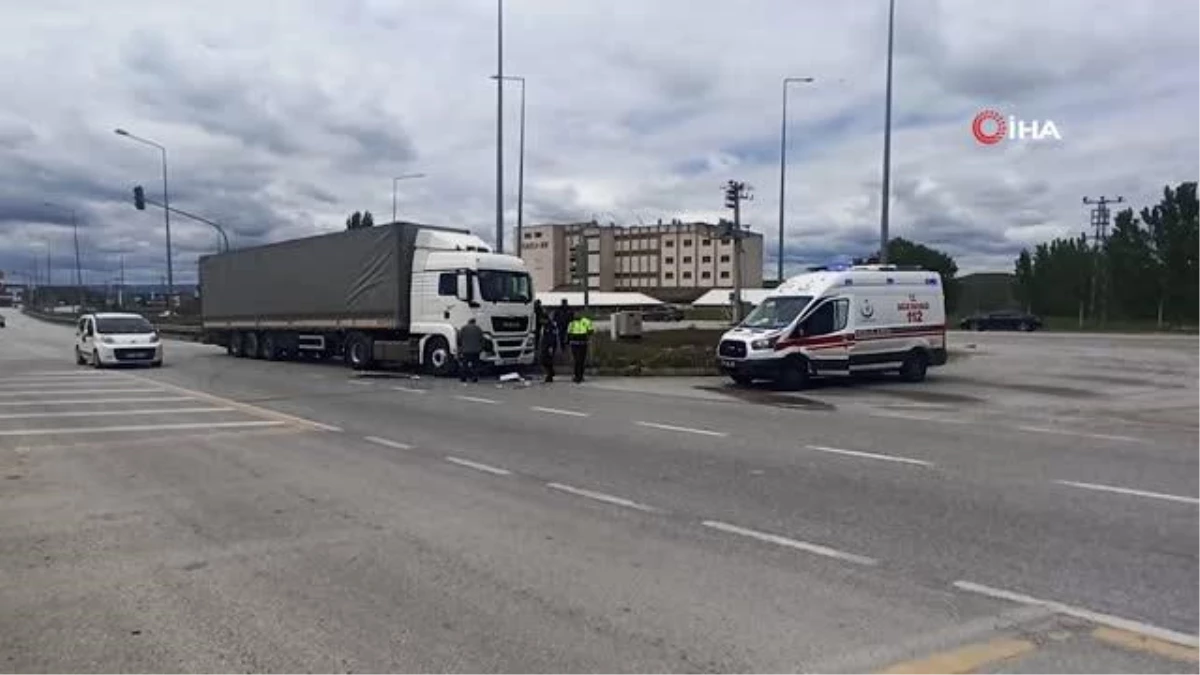 Kırmızı ışıkta beklerken, tırın çarptığı otomobil 15 metre sürüklendi: 2 yaralı