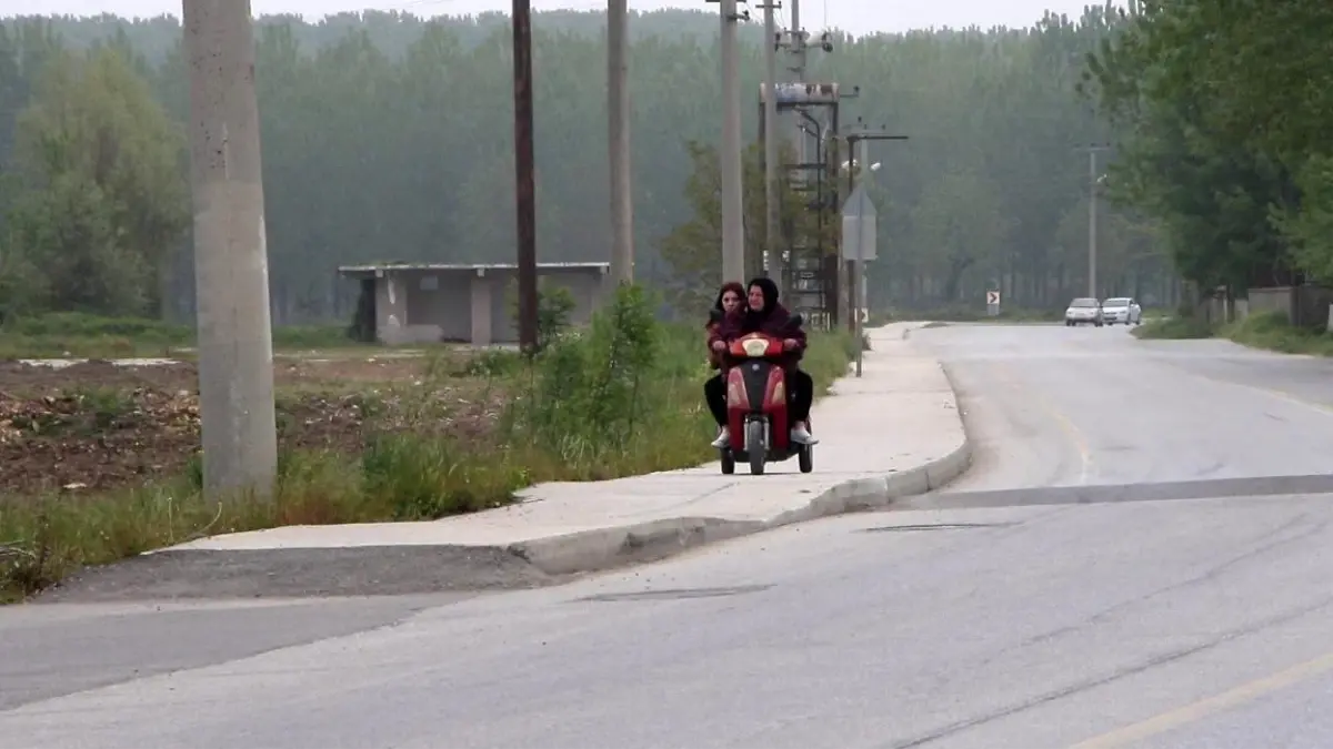 Kızının eğitimi için yağmur çamur demeden kilometrelerce yol kat ediyor