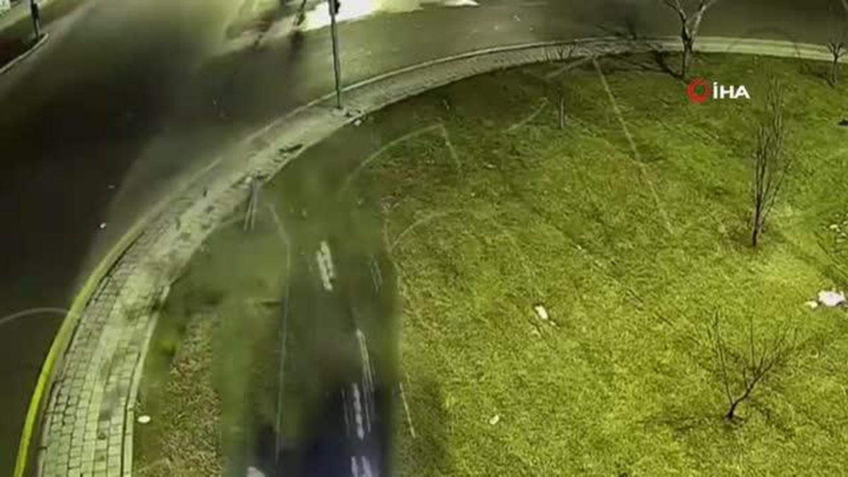 Kontrolden çıkan otomobil kavşağa böyle girdi