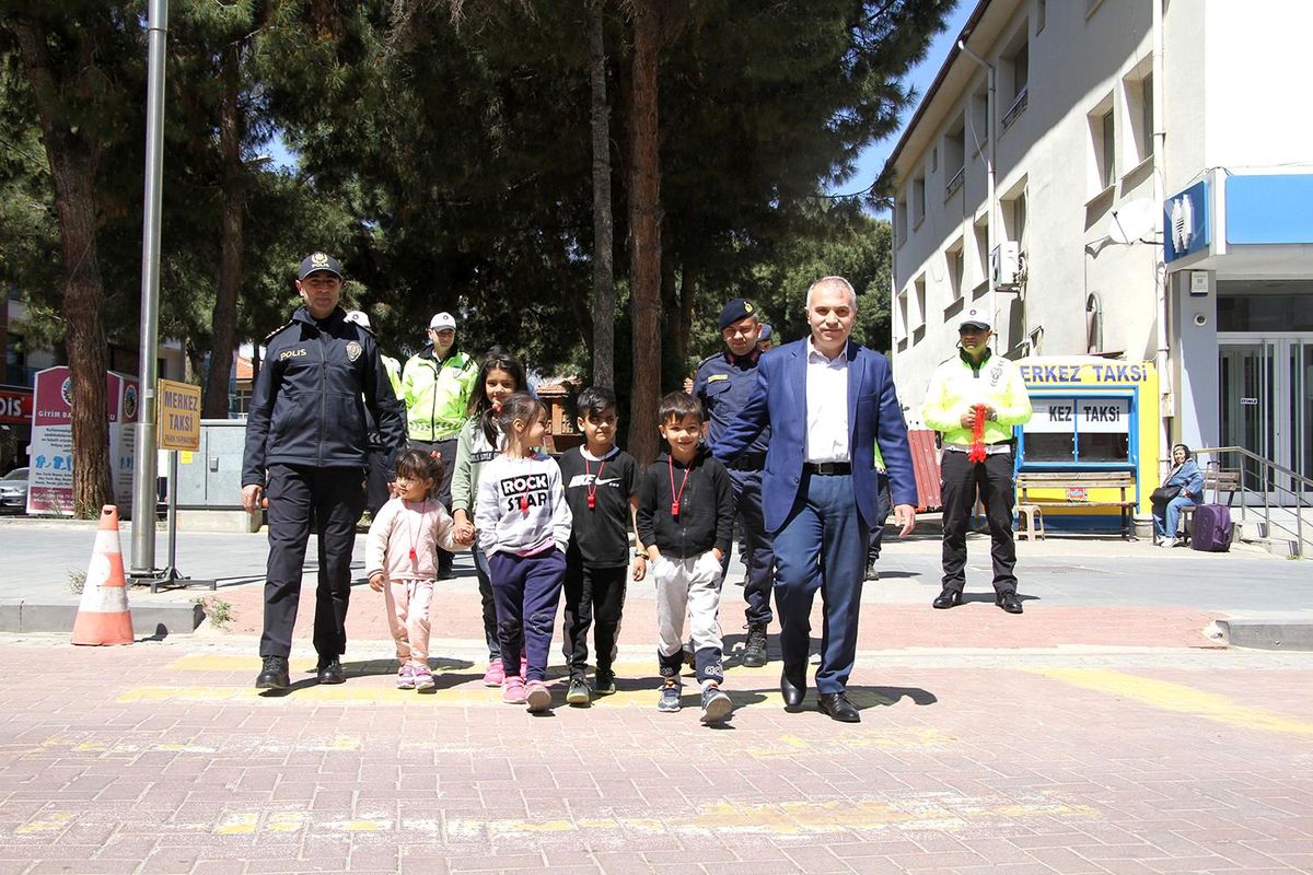 Kula\'da "Yayalar için 5 adımda güvenli trafik" uygulaması yapıldı