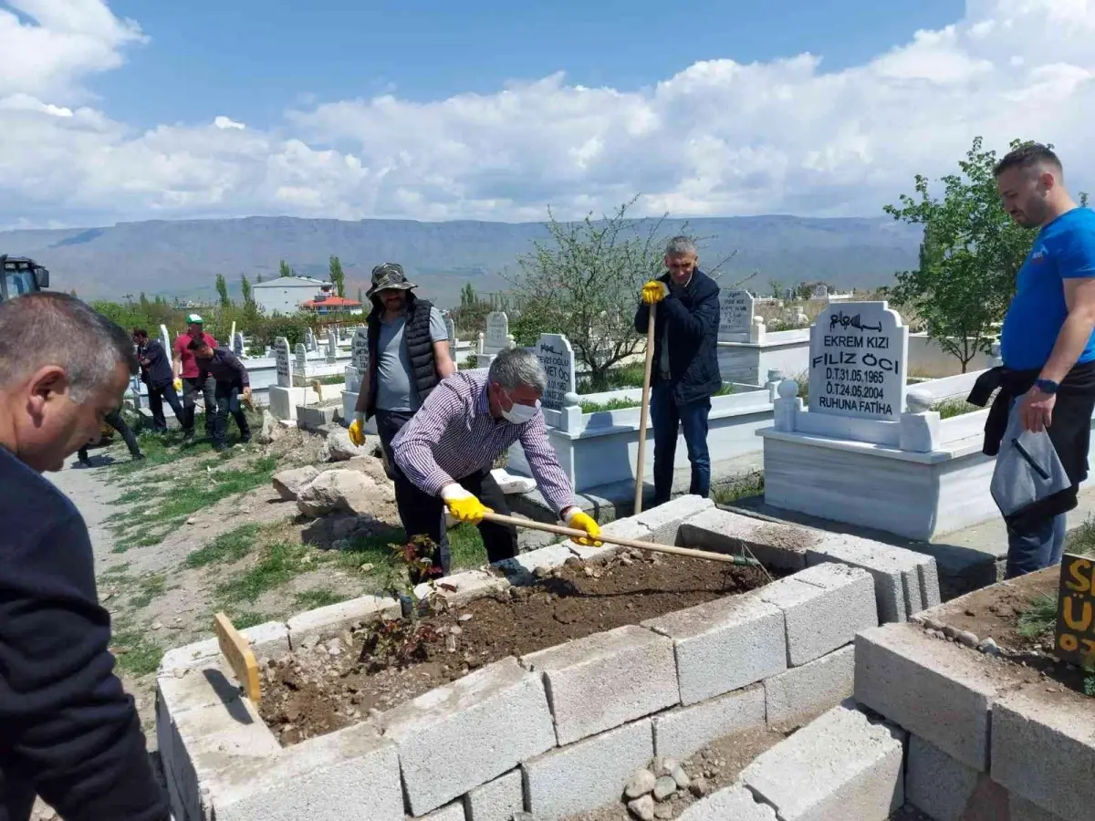 MHP\'li başkan mezarlıklarda temizlik yaptı