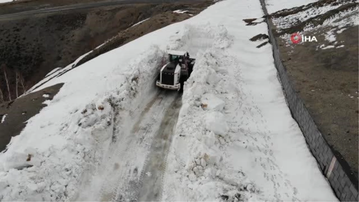 Nemrut Krater Gölü\'nün karla kaplanan yolları açılıyor