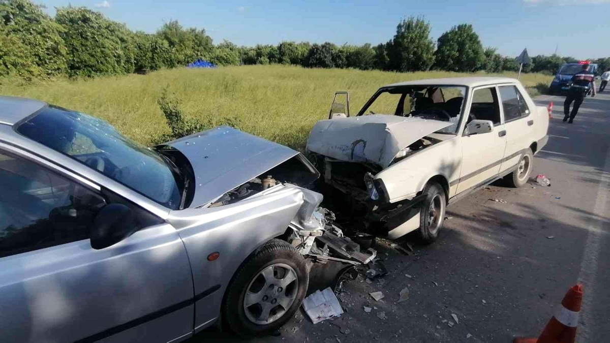 Son dakika haber: Otomobiller kafa kafaya çarpıştı: 3 yaralı