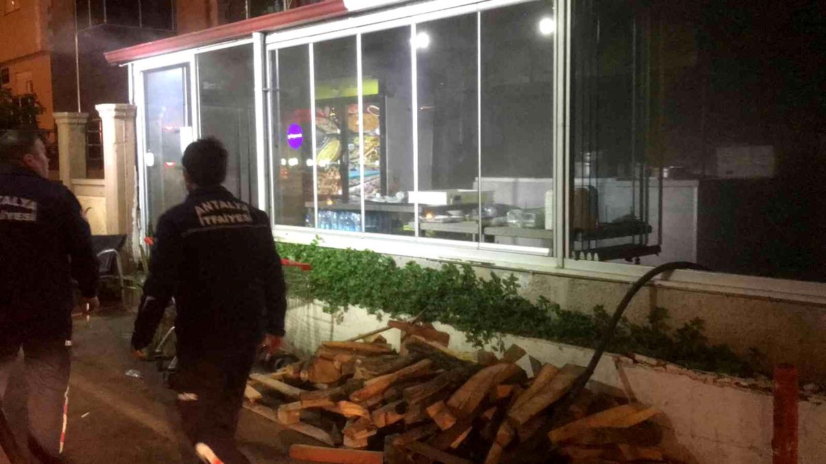 Restoranda çıkan yangın korkuttu