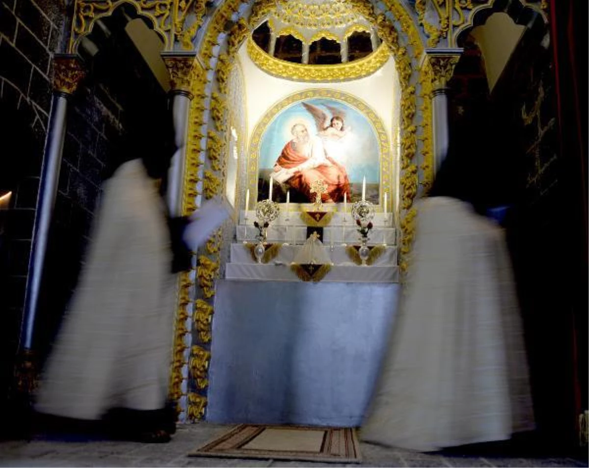 DİYARBAKIR - Restorasyonun ardından açılışı yapılan Surp Giragos Ermeni Kilisesi\'nde kutsama ayini yapıldı