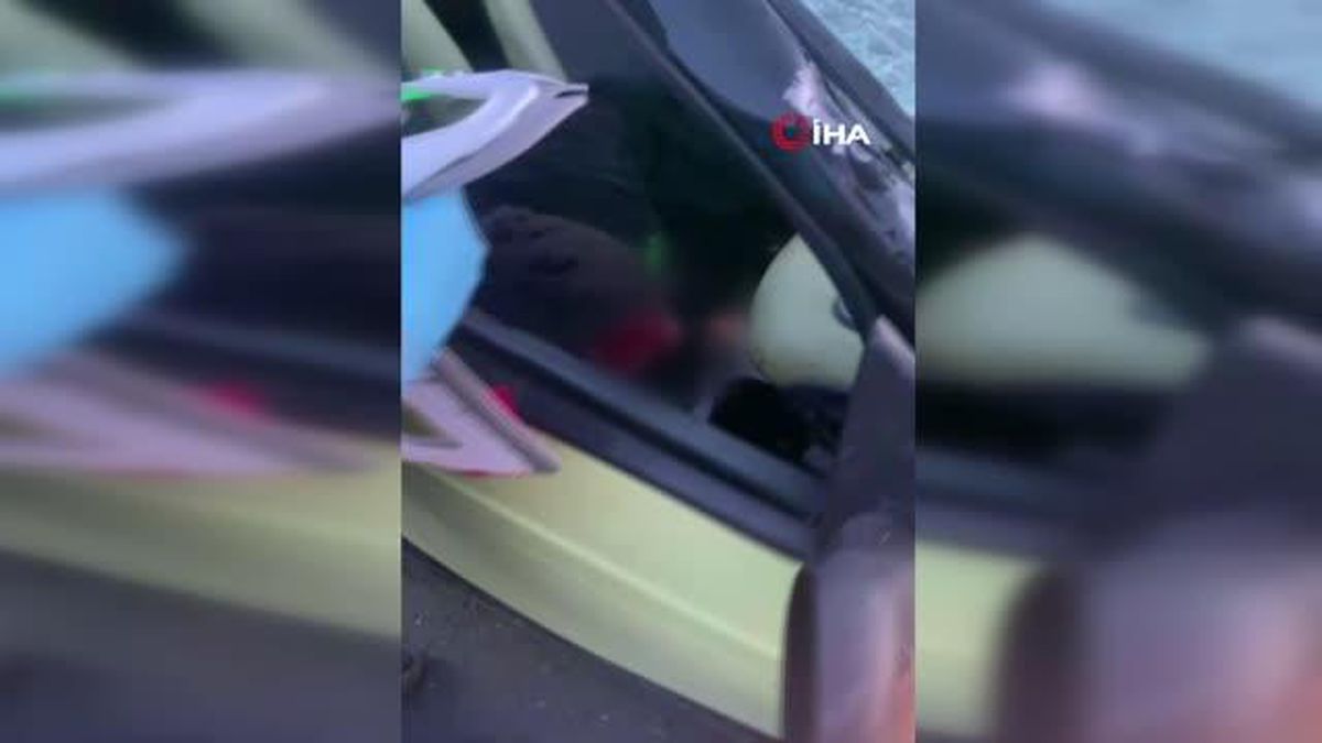 Seyir halindeki tırla çarpışan otomobilin sürücüsü araca sıkıştı