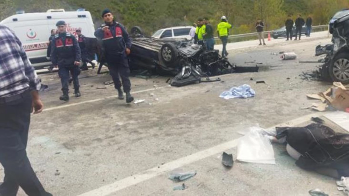Hafif ticari araç ve karşı yönden gelen minibüs çarpıştı! Kazada 3 kişi hayatını kaybetti, 12 kişi yaralandı
